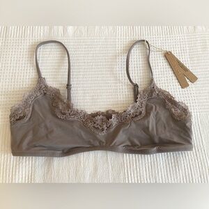 Skims Fits Everybody Lace Scoop Bralette
- Zinc